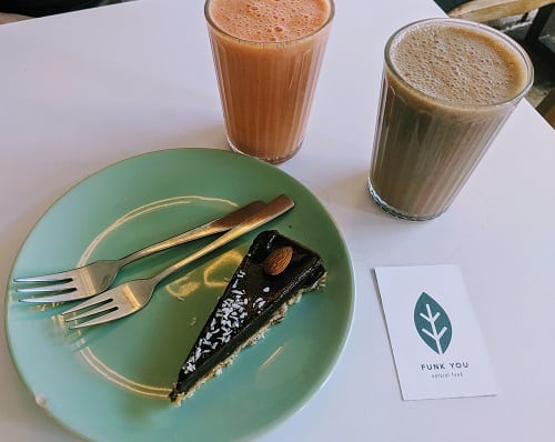 Funk You Natural Foods Berlin vegan and raw chocolate cake and smoothies