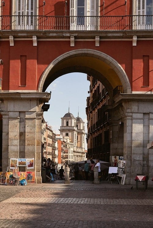 narrow, round entrance into plaza mayor in madrid