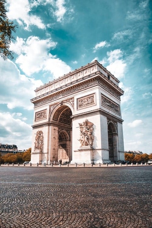 Arc de Triomphe on a clear day in paris