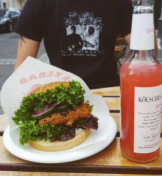 Trash Chic vegan restaurant in Cologne with a vegan burger and pink soda