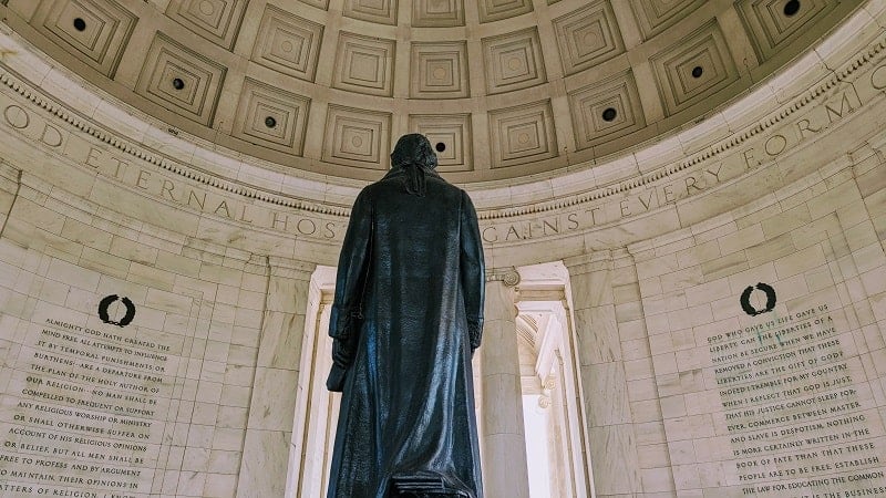 the back view of the inside of the lincoln memorial in dc