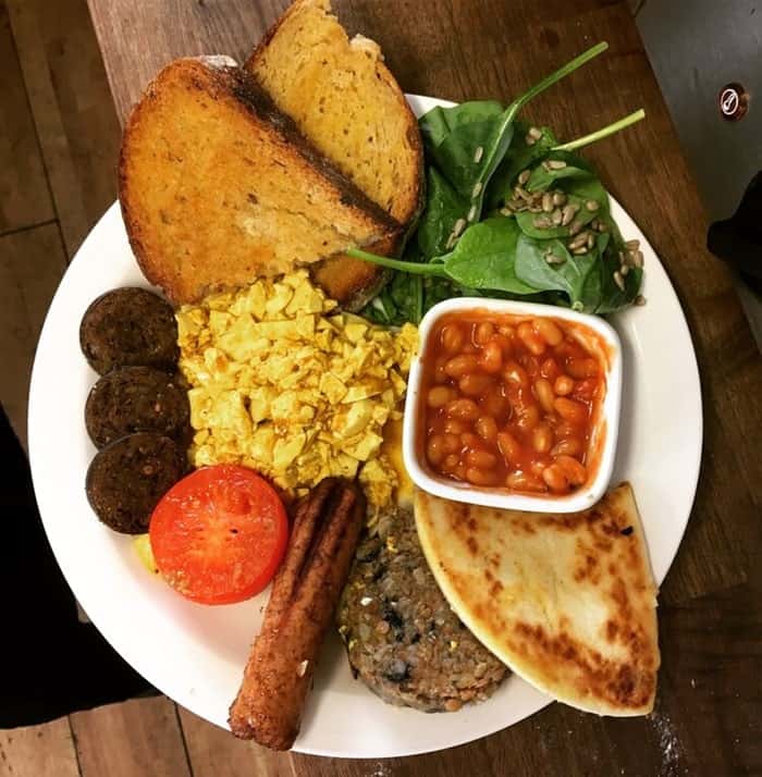 veganized scottish breakfast platter with veggie sausage, haggis, potatoes, beans, and toast in edinburgh
