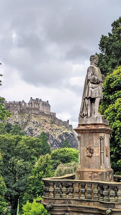 monument with edinburgh castle in back