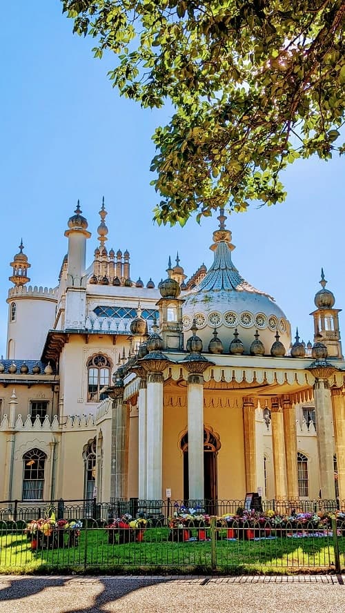the entrance to the brighton palace that looks like a mosque