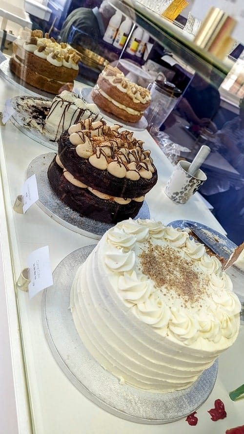 Complete Edinburgh Vegan Guide: Restaurants, Hotels, & Shops 2023