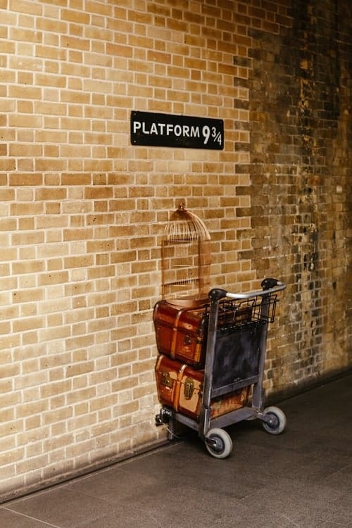 platform 9 and 3/4 in the kings cross train station in london