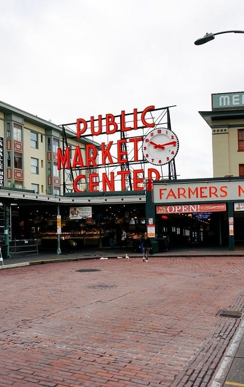 the entrance to the pike place market in seattle with no one out front
