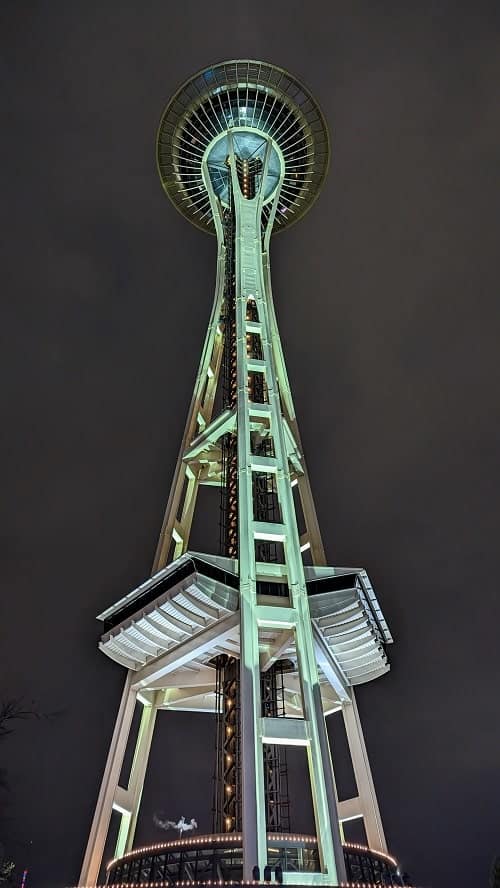 the seattle space needle lit up at dark 