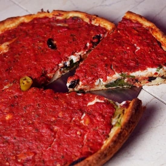 vegan deep dish chicago style pizza covered in thick marinara sauce at kitchen 17 in chicago