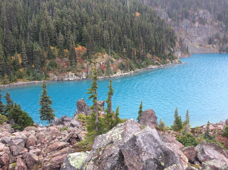gorgeous turqois lake on a hike through the garibaldi park on a vancouver day trip