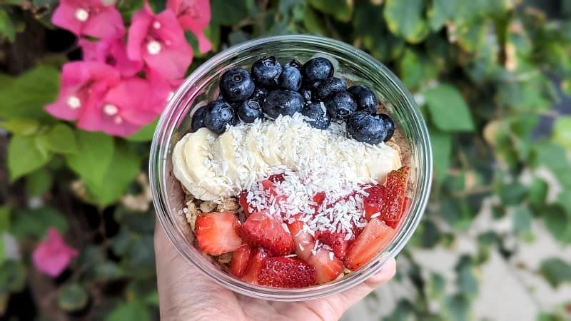 vegan acia bowl topped with banana, blueberry, strawberry and coconut from celis juice bar in palm beach