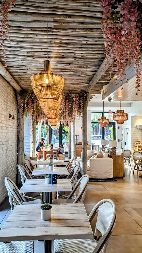 the beachy, costal interior of the vegan-friendly restaurant pura vida