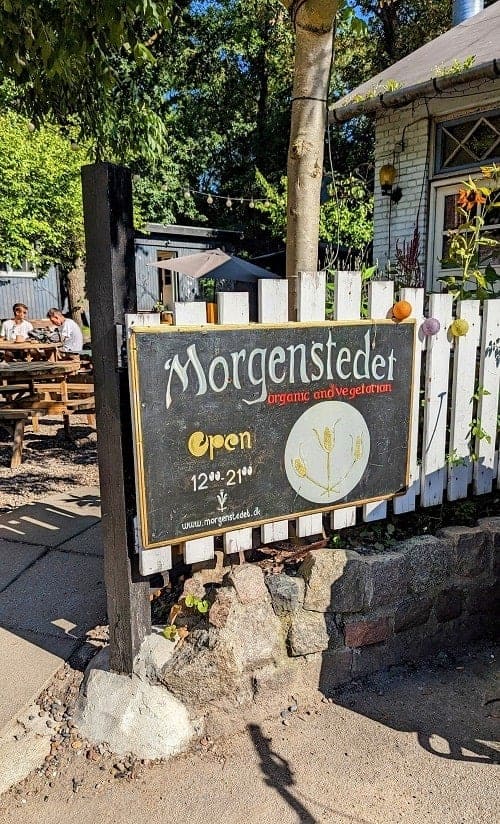 the outside sign of the vegetarian restaurant Morgenstedet in copenhagen