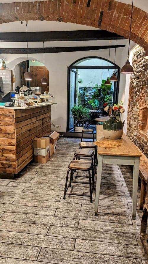 inside of the rustic vegan cafe Carduccio - Il Salotto Bio 