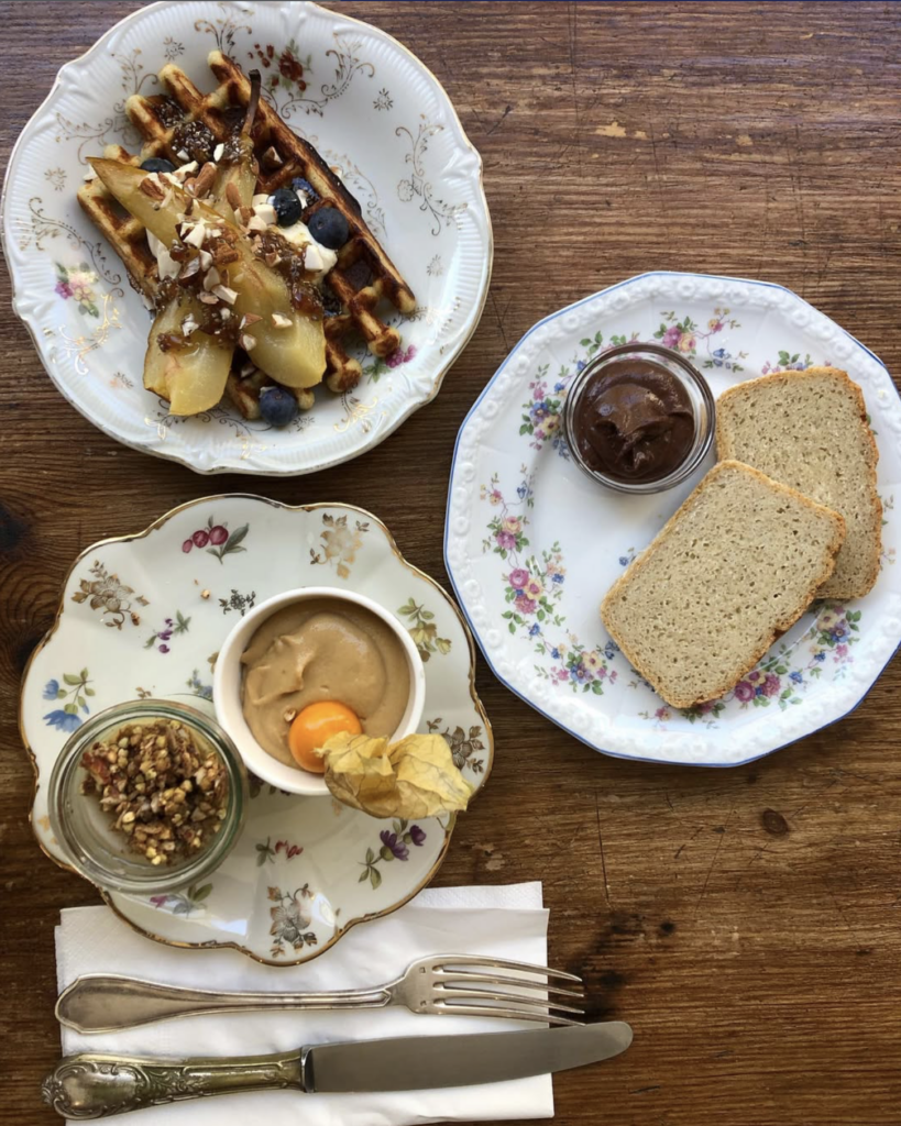 Vegan and gluten-free brunch at Les 4 Jeudis Brussels featuring waffles with fruit, fresh bread, chocolate spread, and plant-based desserts.