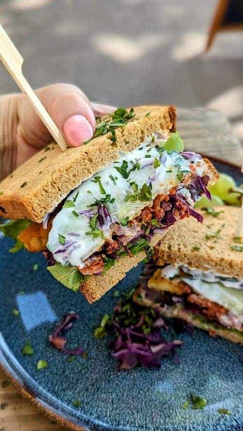 close up of a vegan tempeh sandwich with a creamy sauce at happenpappen in hamburg