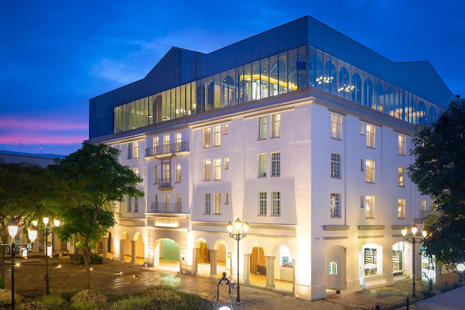 the outside of the gran hotel hilton at nighttime in san jose costa rica