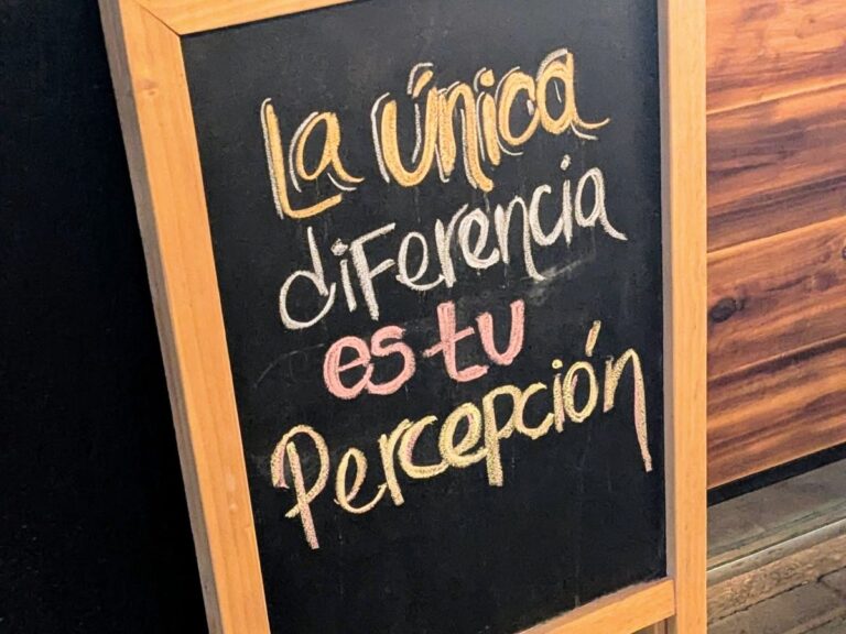 a black chalk board with writing that says the only difference is your perception in spanish