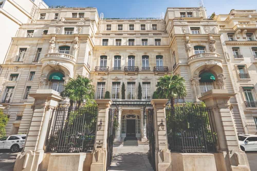 the outside of the 5 star luxury hotel the shangri la in paris